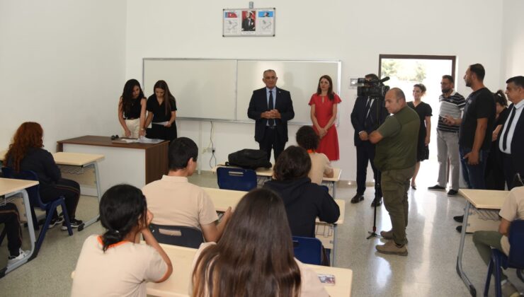 Orta dereceli okullarda karneler dağıtıldı… Çavuşoğlu, Esin Leman Lisesi’ni ziyaret ederek öğrencilere karnelerini takdim etti