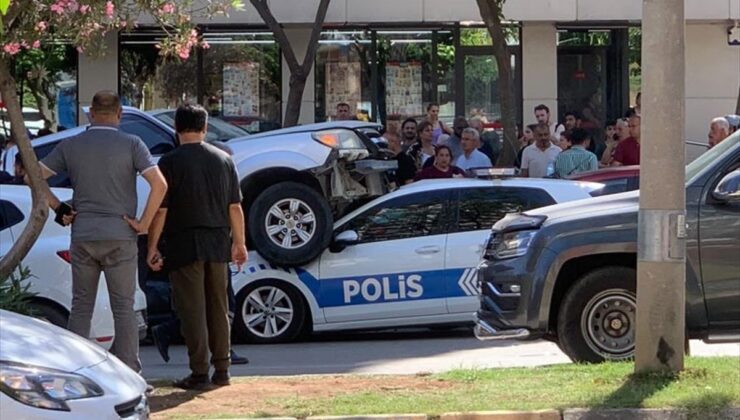 Adana’da pikabın 2 araca çarpması sonucu 1’i polis 2 kişi yaralandı