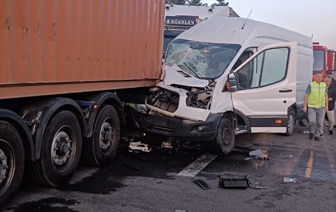 Anadolu Otoyolu’nda 4 aracın karıştığı trafik kazasında 1 kişi yaralandı
