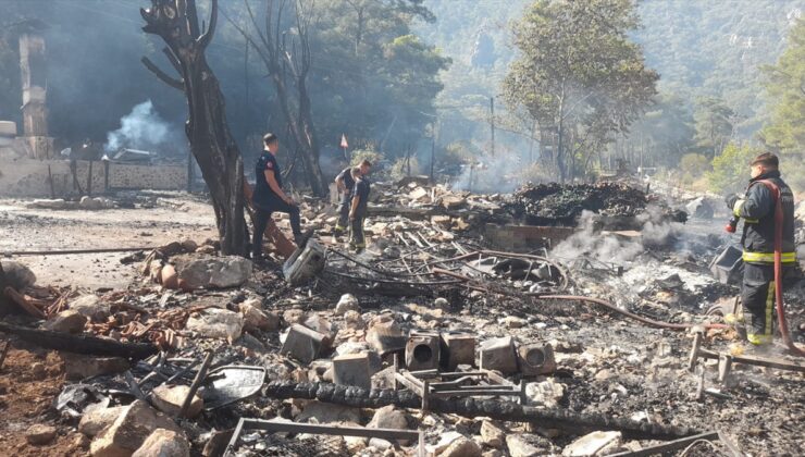 Antalya’da tatil amaçlı kullanılan bungalov evler yandı