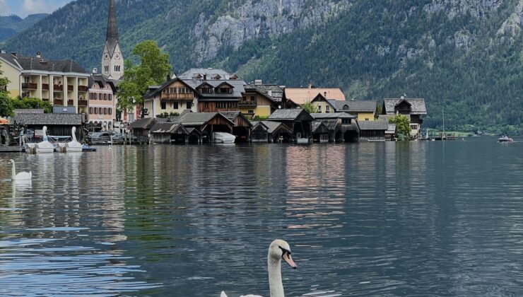 Avusturya’nın masalsı kasabası Hallstatt dünyanın dört bir yanından ziyaretçi ağırlıyor