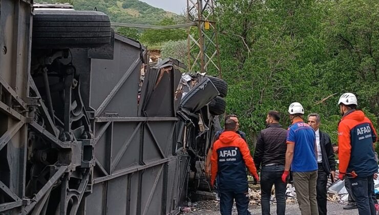 Bitlis’te otobüs ile tırın çarpışması sonucu 2 kişi öldü, 30 kişi yaralandı