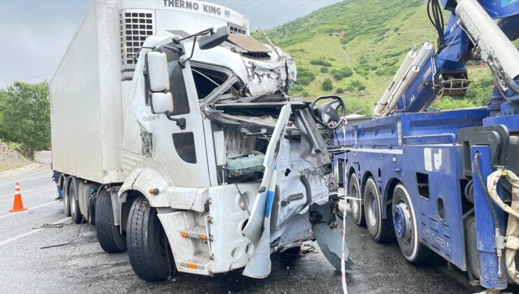 GÜNCELLEME – Bitlis’te otobüs ile kamyonun çarpışması sonucu 2 kişi öldü, 30 kişi yaralandı