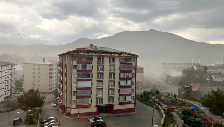 Bitlis’te şiddetli rüzgar nedeniyle çatılar uçtu, evlerde ve araçlarda hasar oluştu