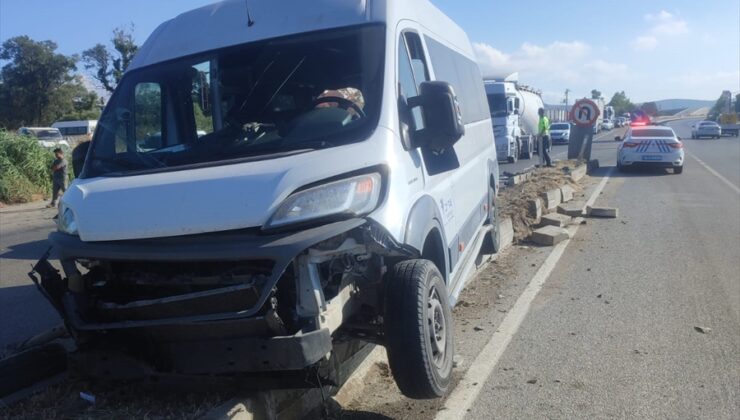 Bursa’da otomobil ile servis minibüsünün çarpıştığı kazada 5 kişi yaralandı