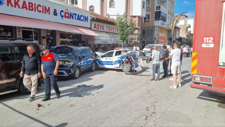 Çorum’da otomobilin 3 araca çarpması sonucu 2’si polis, 3 kişi yaralandı