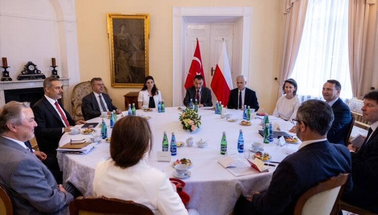 Dışişleri Bakanı Fidan, Varşova'da Polonyalı mevkidaşı Sikorski ile görüştü