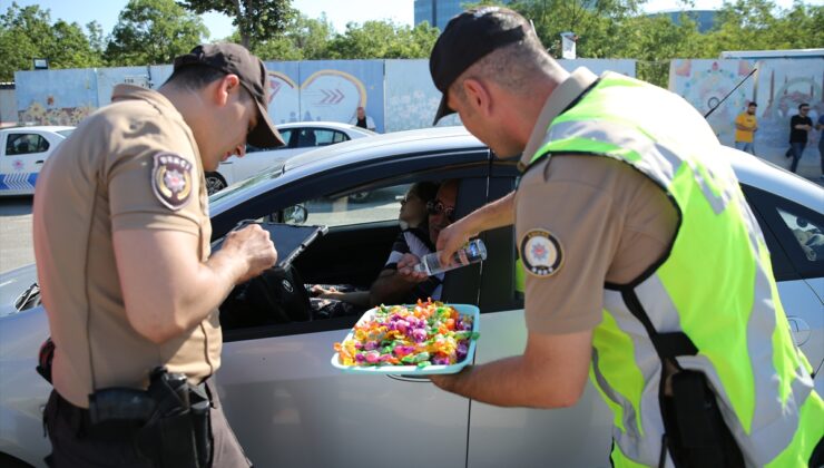 Edirne’de polis ekipleri trafikteki sürücülerin bayramını kutladı