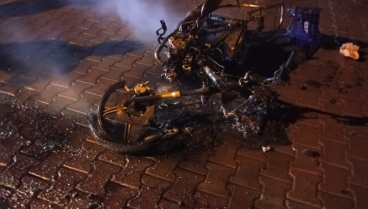 Karabük’te motosikletin kundaklanması cep telefonu kamerasında