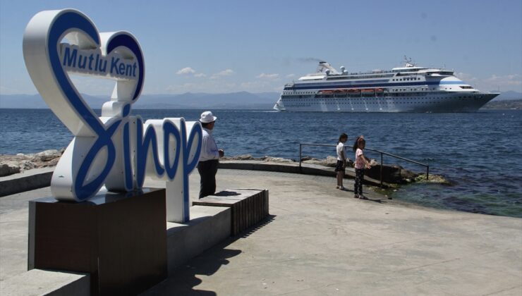 Panama bandıralı kruvaziyer “Astoria Grande” 823 yolcusuyla Sinop'a geldi