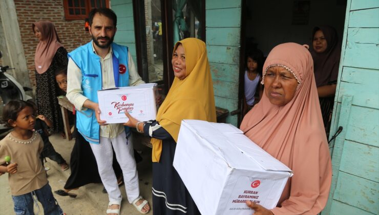 TDV, Endonezya’da vekalet yoluyla kesilen kurbanlıkların dağıtımını yapıyor
