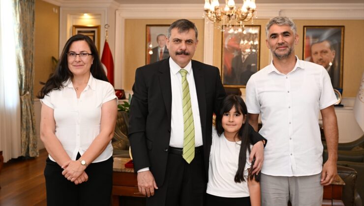Vali Mustafa Çiftçi, “Erzurum Valisi” olmayı hayal eden minik kızı makamında ağırladı