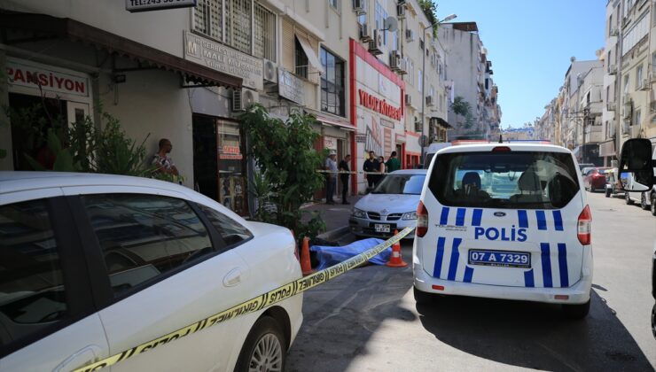 Antalya'da bir kişi kaldığı pansiyonun önünde ölü bulundu