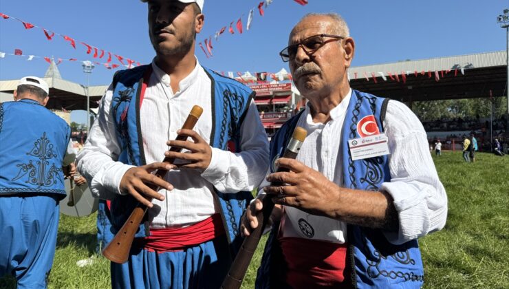 Dede ile torunu Kırkpınar’ın ritmini tutuyor