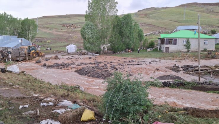 Erzurum’da tarım arazileri ve evlerin zarar gördüğü selde 4 kişi yaralandı