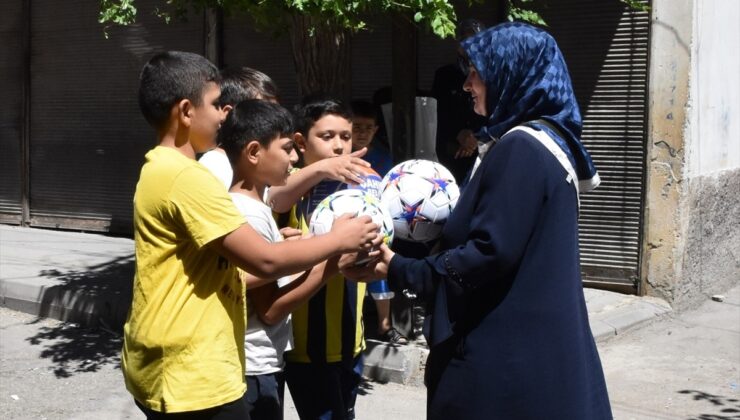 Gaziantepli kadın, çocuklara top almak için sokaklarda atık eşya topluyor