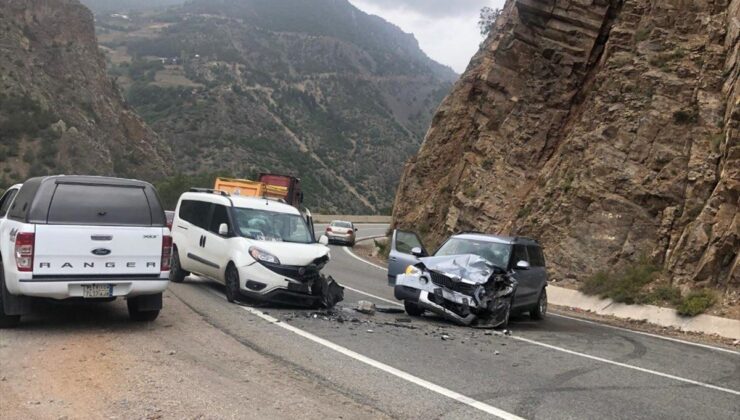 Gümüşhane'de trafik kazasında 4 kişi yaralandı