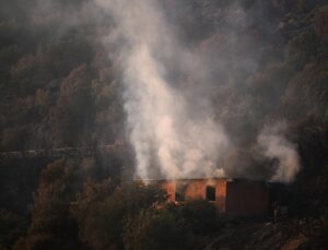 GÜNCELLEME – İzmir Dikili’de çıkan orman yangınına müdahale ediliyor