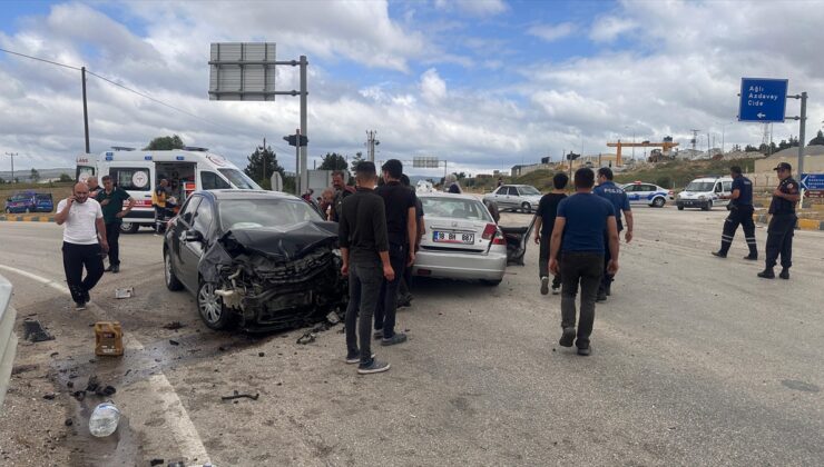 Kastamonu’da 3 aracın karıştığı trafik kazasında 12 kişi yaralandı