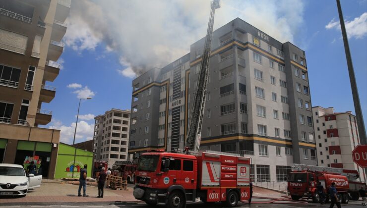 Kayseri’de apartmanın çatısında çıkan yangın söndürüldü