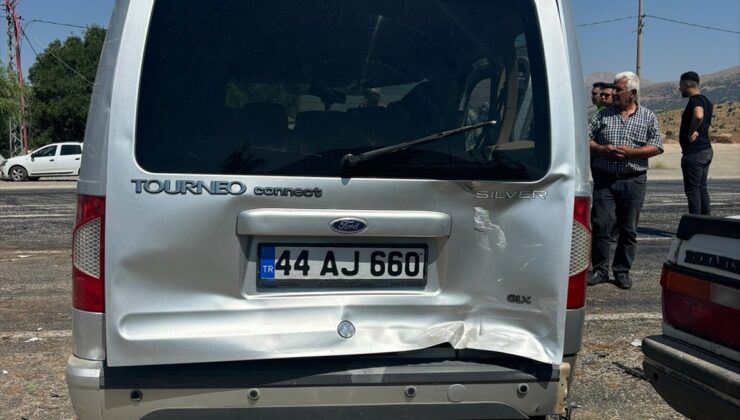 Malatya'da hafif ticari araç ile otomobilin çarpıştığı kazada 6 kişi yaralandı