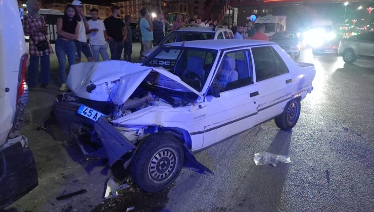Manisa'da otomobil 3 araca çarptı, 10 kişi yaralandı
