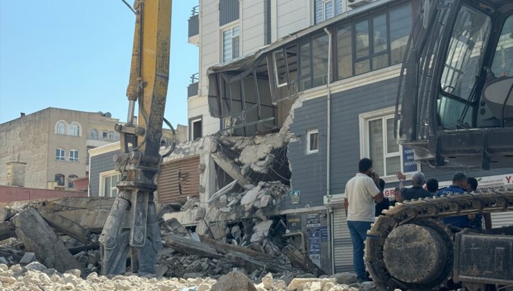 Şanlıurfa’da ağır hasarlı binanın yıkımı sırasında başka bir bina zarar gördü