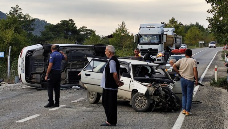 Adana'da iki otomobilin çarpıştığı kazada 1'i bebek 4 kişi yaralandı