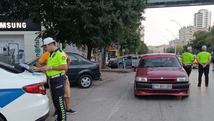 Adana'da yayalara yol vermeyen sürücülere ceza kesildi