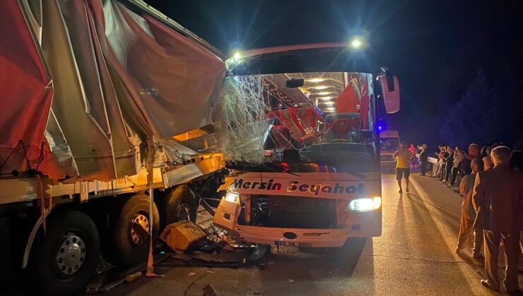 Adana'da yolcu otobüsünün tıra çarpması sonucu 3 kişi yaralandı