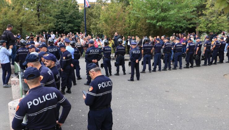 Arnavutluk’taki protestoda bir kez daha Tiran Belediye Başkanı Veliaj’ın istifası istendi