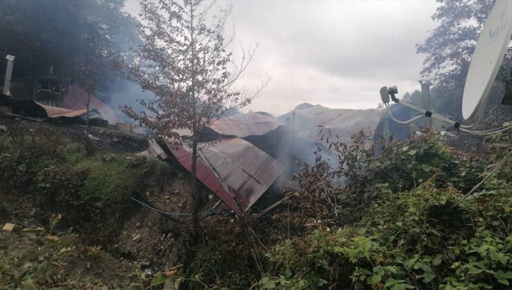 Artvin’de büyük bölümü ahşap olan bir restoran yandı