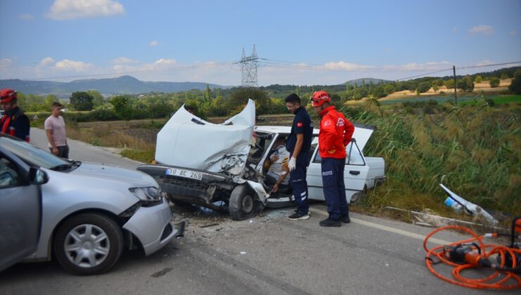 Balıkesir’de 3 aracın karıştığı kazada 4 kişi yaralandı