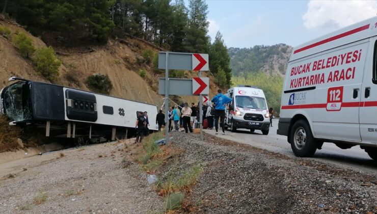 Burdur’da yolcu otobüsünün tıra çarpıp şarampole devrildiği kazada 8 kişi yaralandı