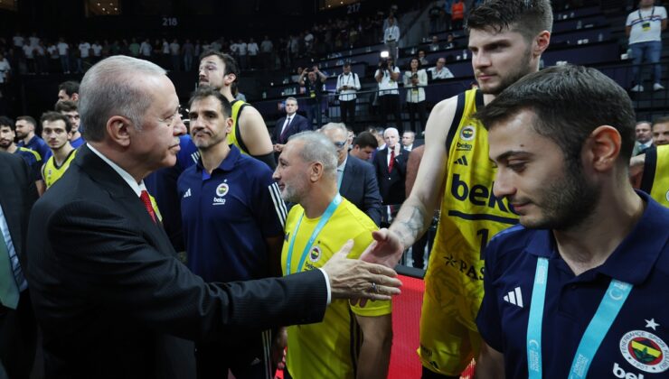 Cumhurbaşkanı Erdoğan, Anadolu Efes’e şampiyonluk kupasını verdi