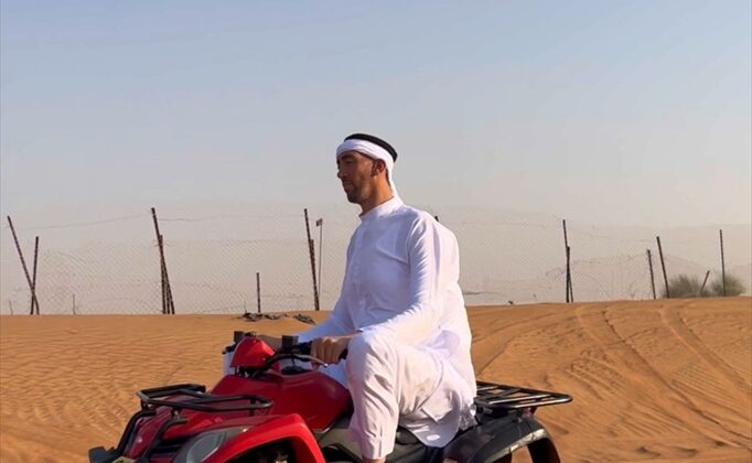 “Dünyanın en uzun adamı” Sultan, Dubai’de ATV ile çöl safarisi yaptı