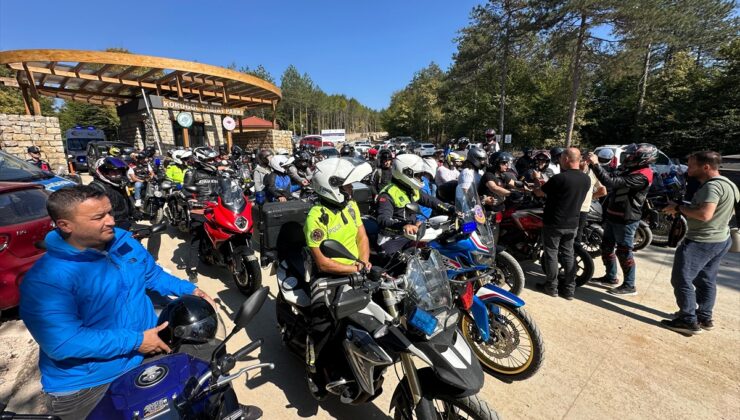 Düzce’de güvenli sürüşe dikkati çeken motosikletliler konvoy oluşturup Korugöl’ü gezdi