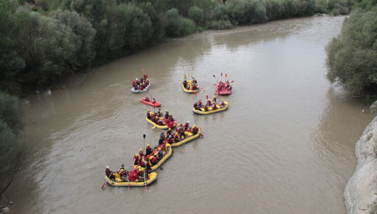 Erzincan Valisi Hamza Aydoğdu ve gaziler Karasu Nehri’nde rafting yaptı