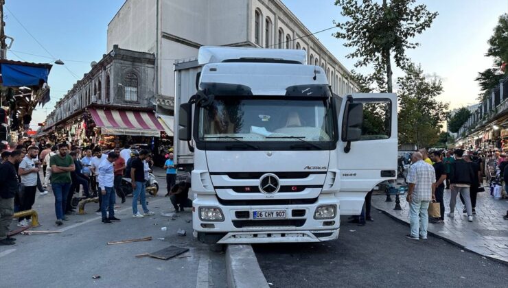 Fatih'te kaza yapan tır yolu kapattı