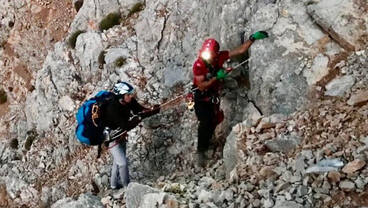 Fethiye'de kayalık alana düşen yamaç paraşütü pilotu kurtarıldı