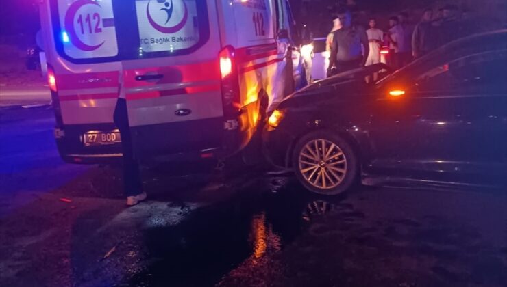 Gaziantep'te ambulansla otomobilin çarpıştığı kazada 2 kişi yaralandı