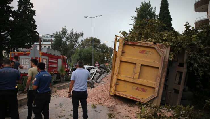 Hatay'da hafriyat kamyonunun 7 araca çarpması sonucu 5 kişi yaralandı