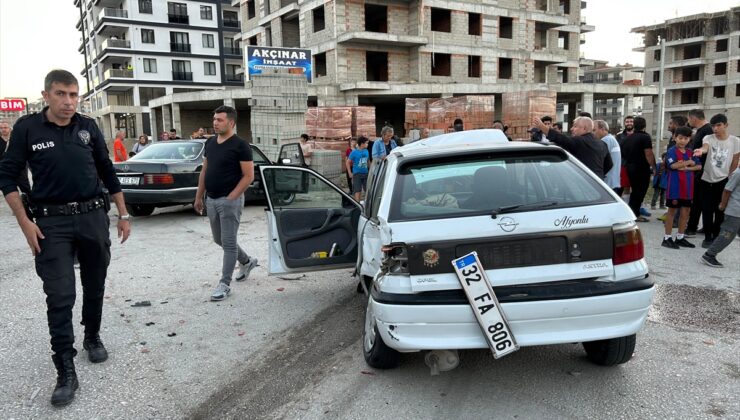 Isparta'da iki otomobilin çarpıştığı kazada 5 kişi yaralandı