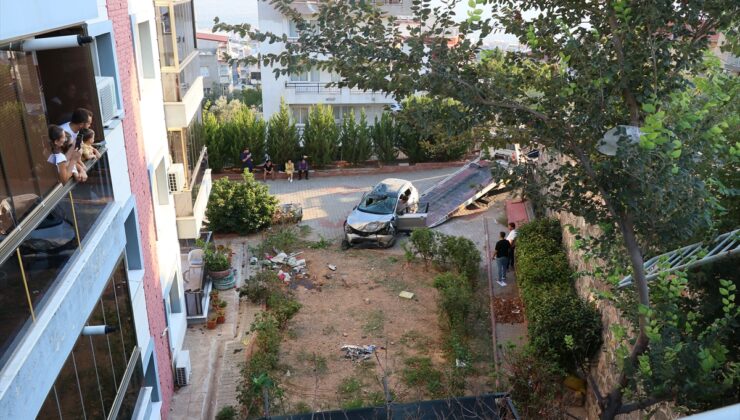 İzmir’de apartmanın bahçesine düşen otomobildeki 2 kişi yaralandı