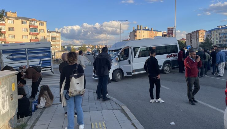 Kars’ta öğrenci servisi ile otomobilin çarpıştığı kazada 6 kişi yaralandı