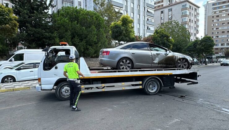 Maltepe'de aydınlatma direğine çarpan otomobilin sürücüsü yaralandı