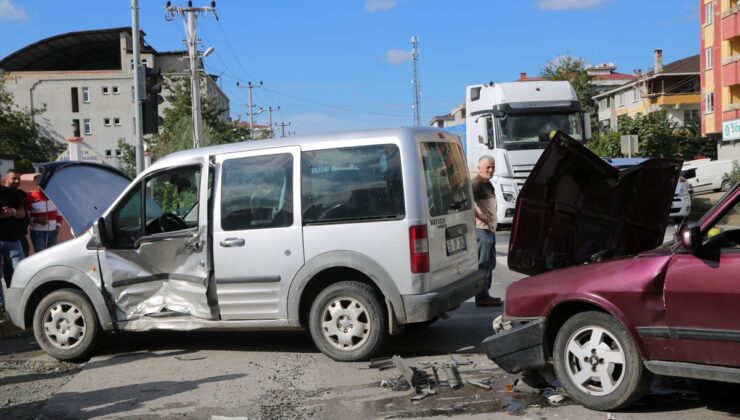 Samsun'da hafif ticari araçla çarpışan otomobildeki 3 kişi yaralandı