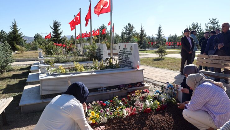 Şehit polis memuru Şeyda Yılmaz’ın kabri çiçekler ve duygu dolu mektuplarla donatıldı