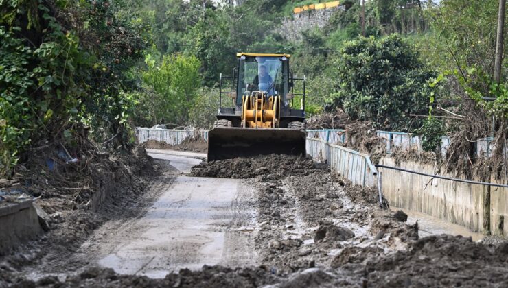 Trabzon’da taşkın ve heyelan meydana gelen ilçelerde temizlik çalışmaları sürüyor