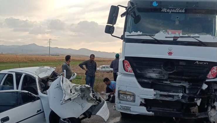 Afyonkarahisar’da tır ile otomobilin çarpışması sonucu 3 kişi öldü, 1 kişi ağır yaralandı